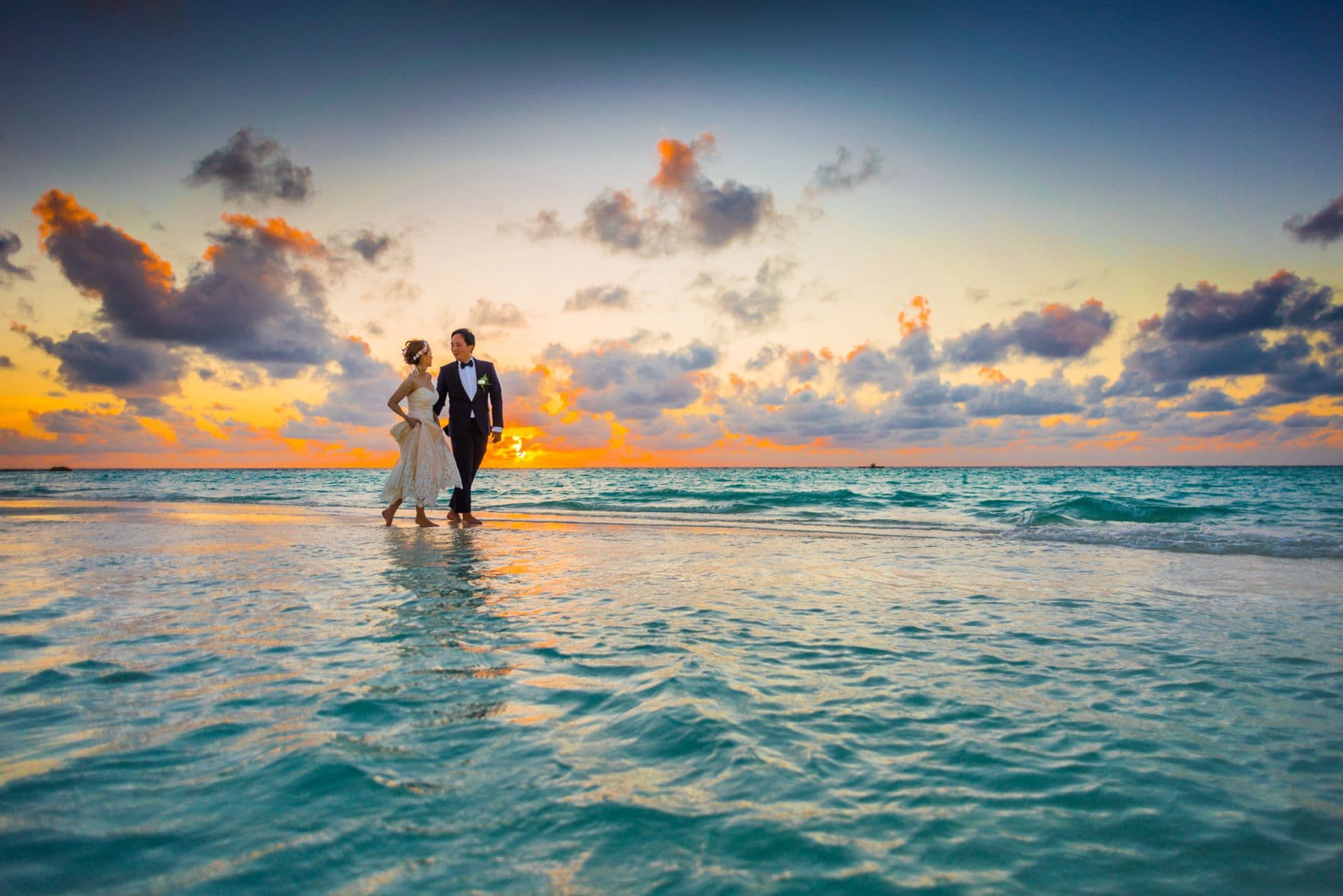 Pareja disfrutando de una puesta de sol