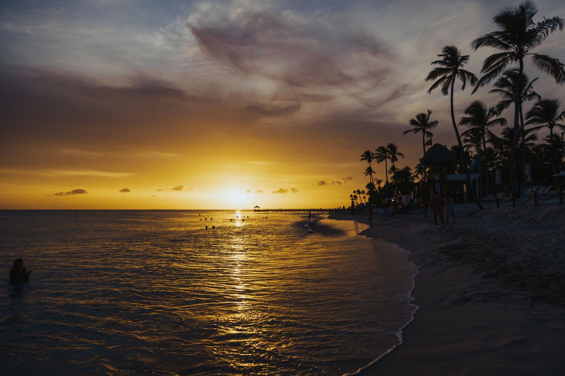 Playa tropical al atardecer