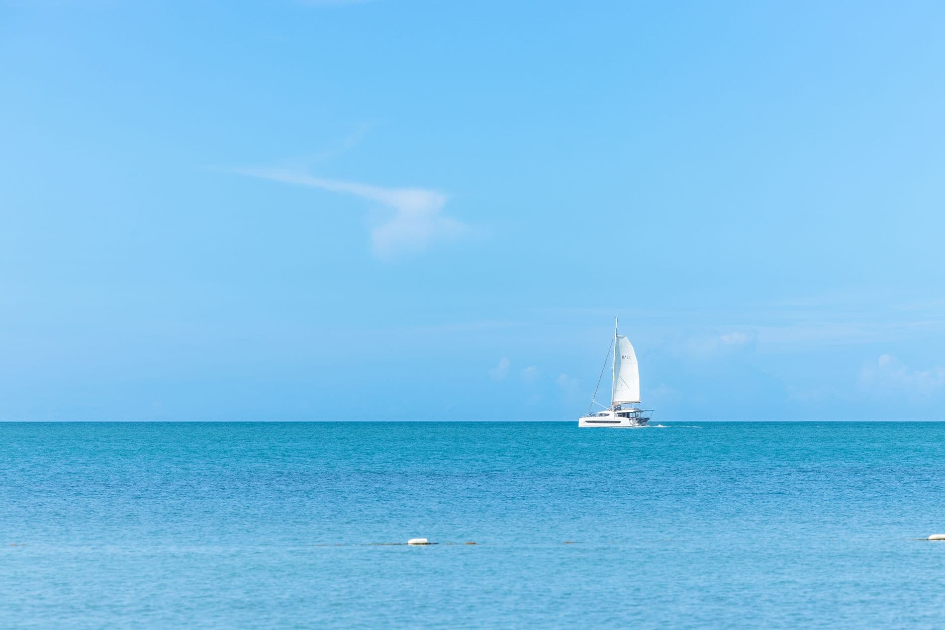 Velero navegando el mar Caribe