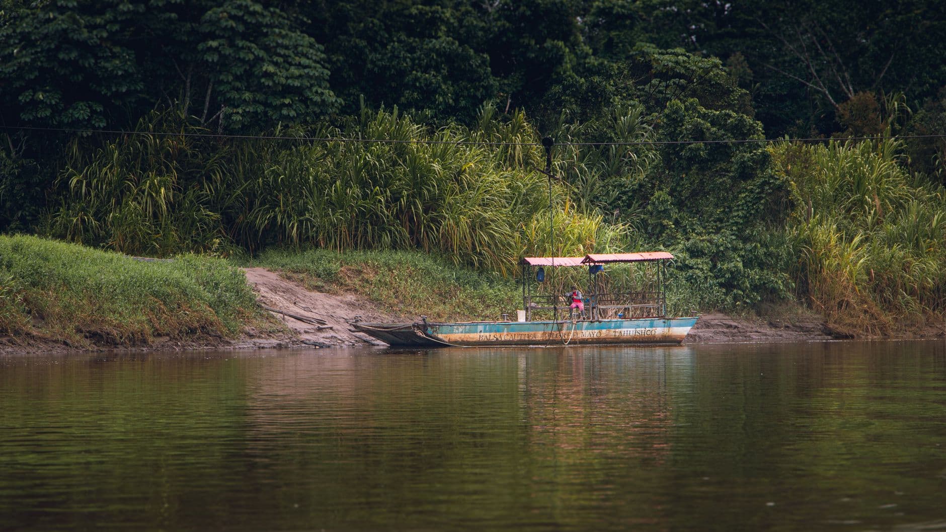 Bote navegando el río Amazonas