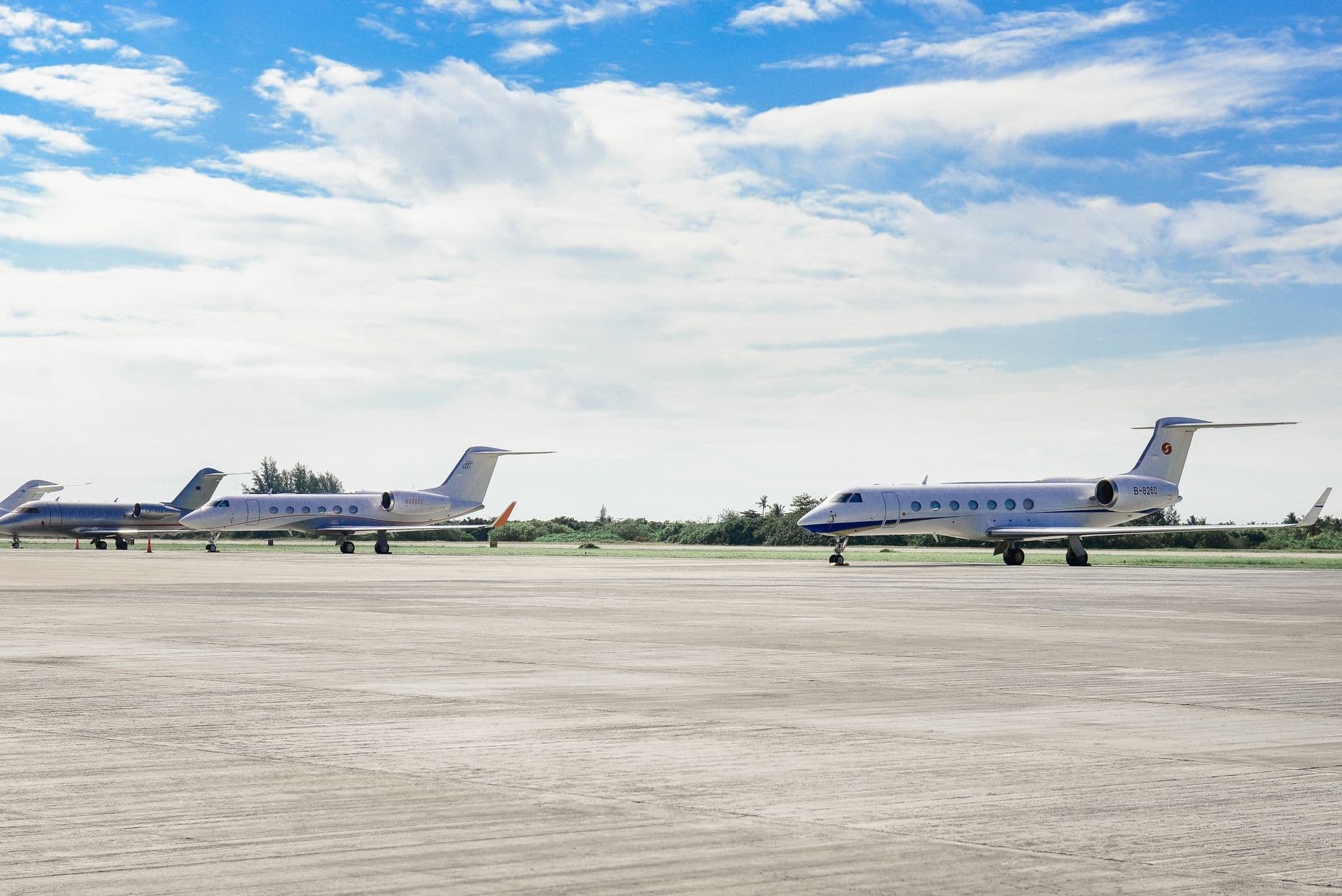 Avión privado en pista