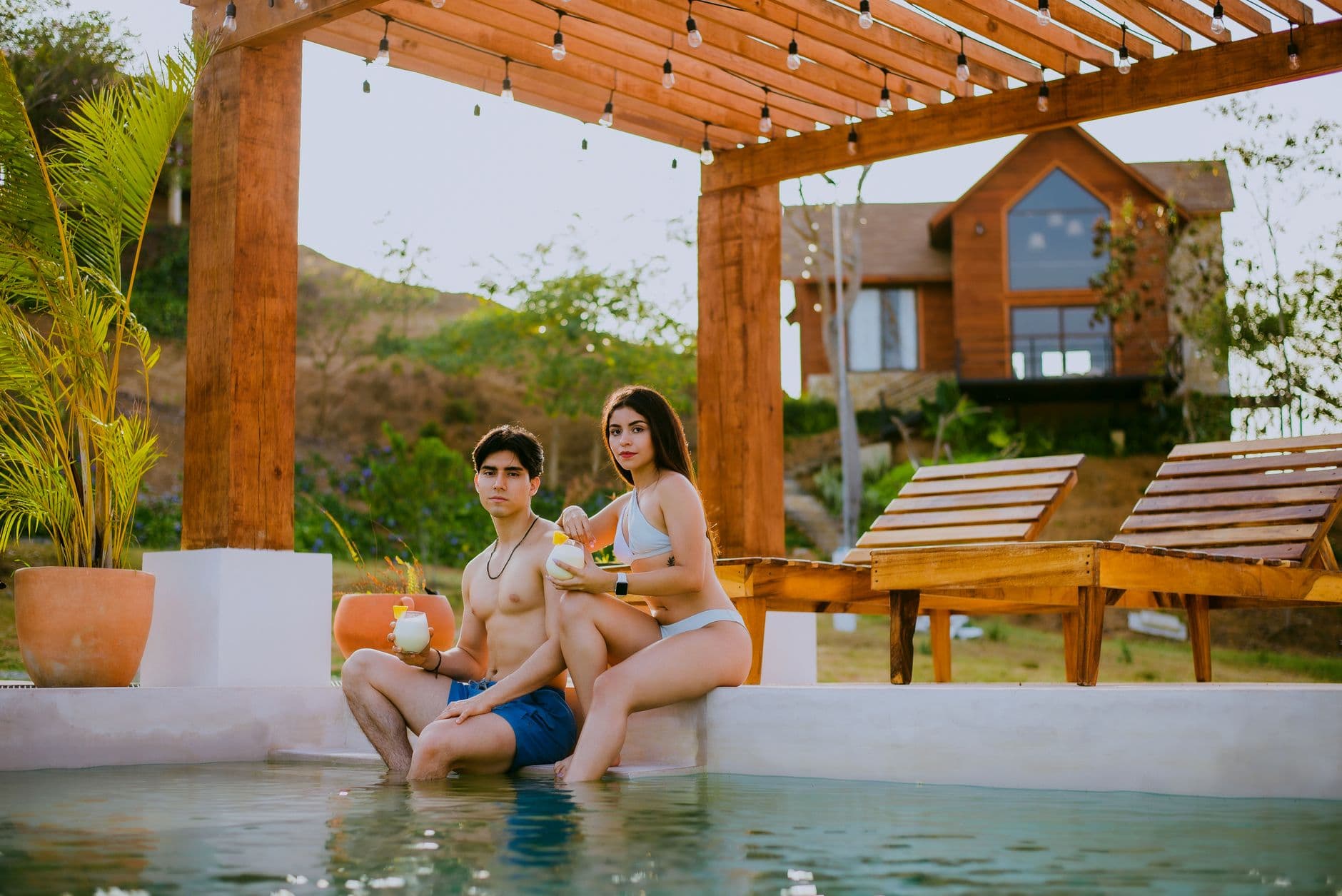 Pareja disfrutando de un resort vacacional