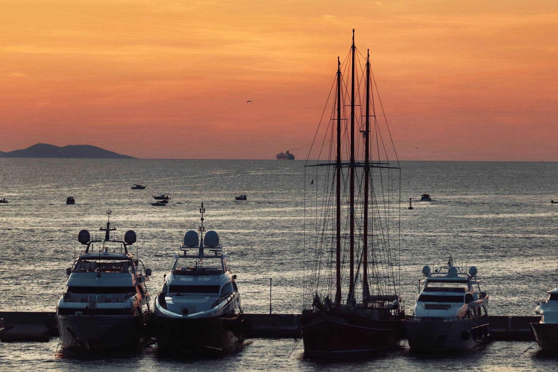 Yate navegando al atardecer