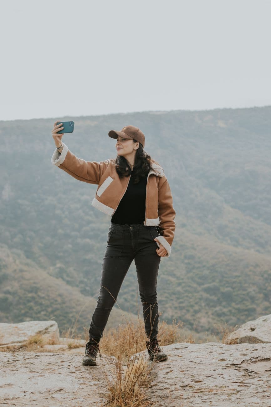 Viajero fotografiando un paisaje