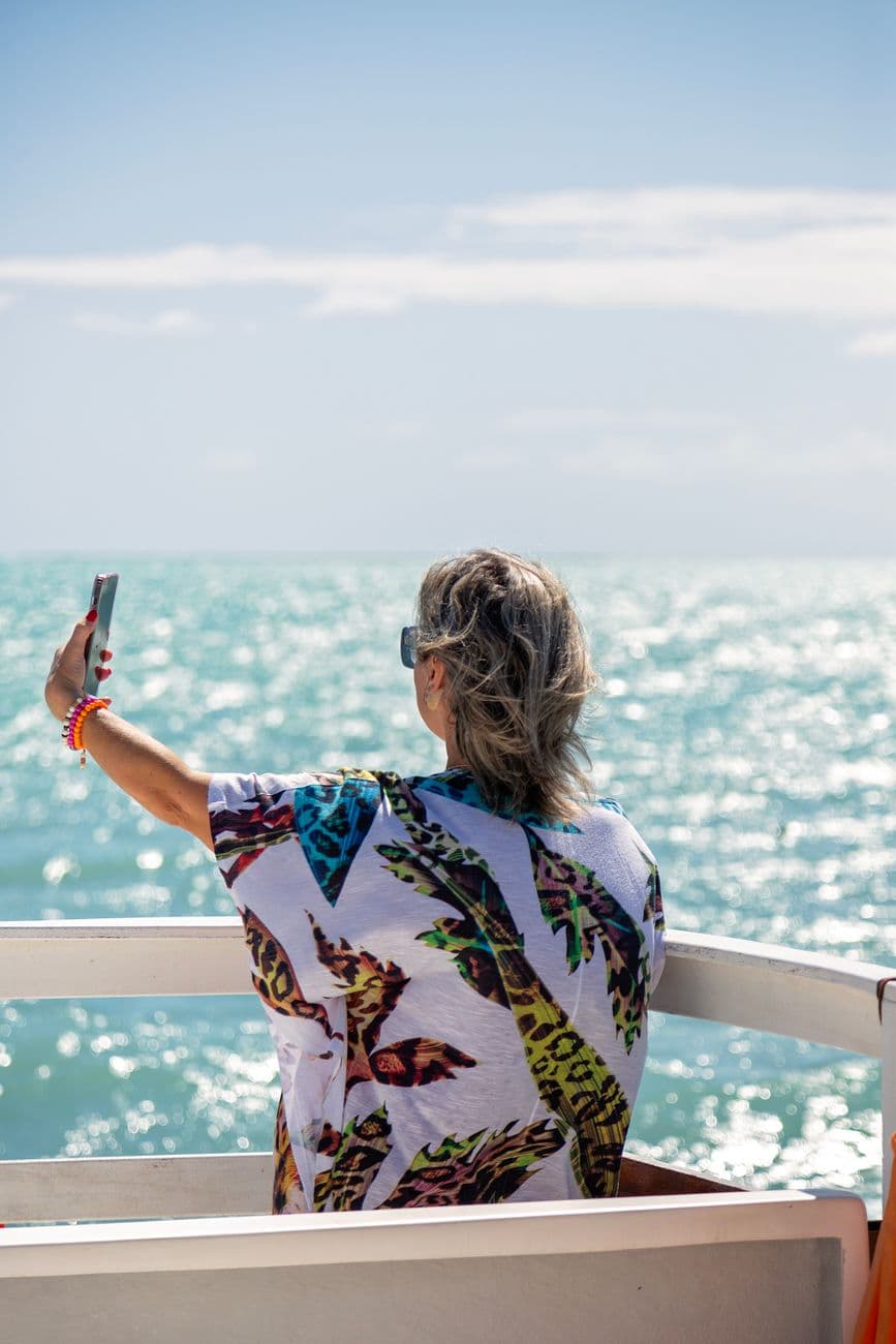 Turista en una playa tropical
